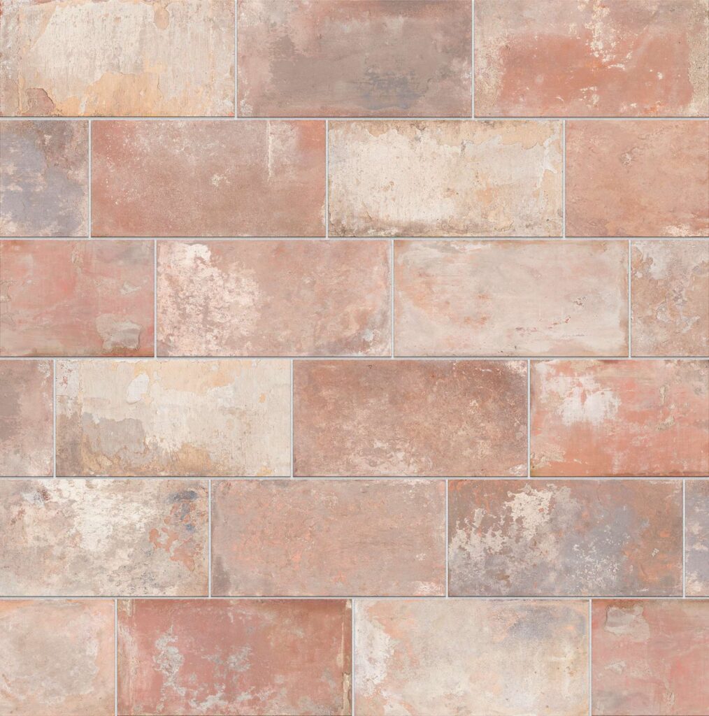 Collezione VENTIQUARANTA nella sfumatura Cotto: pannello di piastrelle in ceramica formato 20x40 cm con posa sfalsata a correre. La superficie presenta un suggestivo effetto cotto anticato e vissuto, caratterizzato da calde tonalità che spaziano dal rosso mattone all'argilla, arricchite da sfumature beige, ocra e dettagli polverosi e stonalizzati che donano un aspetto rustico, materico e di grande fascino artigianale.