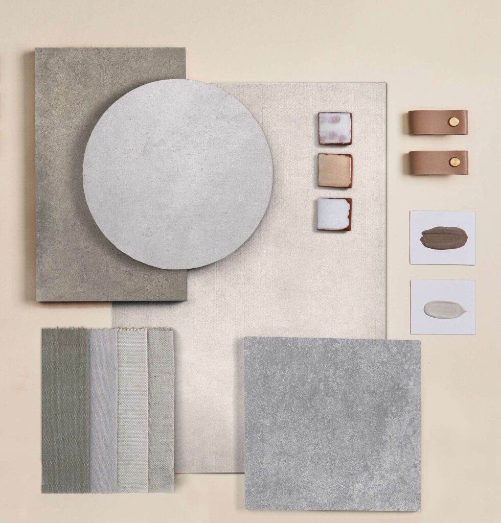 La collezione XO si svela in un raffinato moodboard materico dall'estetica contemporanea. La composizione flat lay presenta piastrelle in gres porcellanato nei toni del grigio e del beige caldo in vari formati, tra cui una lastra circolare grigio chiaro, una piastrella rettangolare grigio scuro e un campione quadrato effetto cemento. Completano l'ispirazione per il design d'interni campioni di tessuto coordinati, tiretti in cuoio e piccoli inserti ceramici lucidi, ideali per progettare ambienti armoniosi ed eleganti.