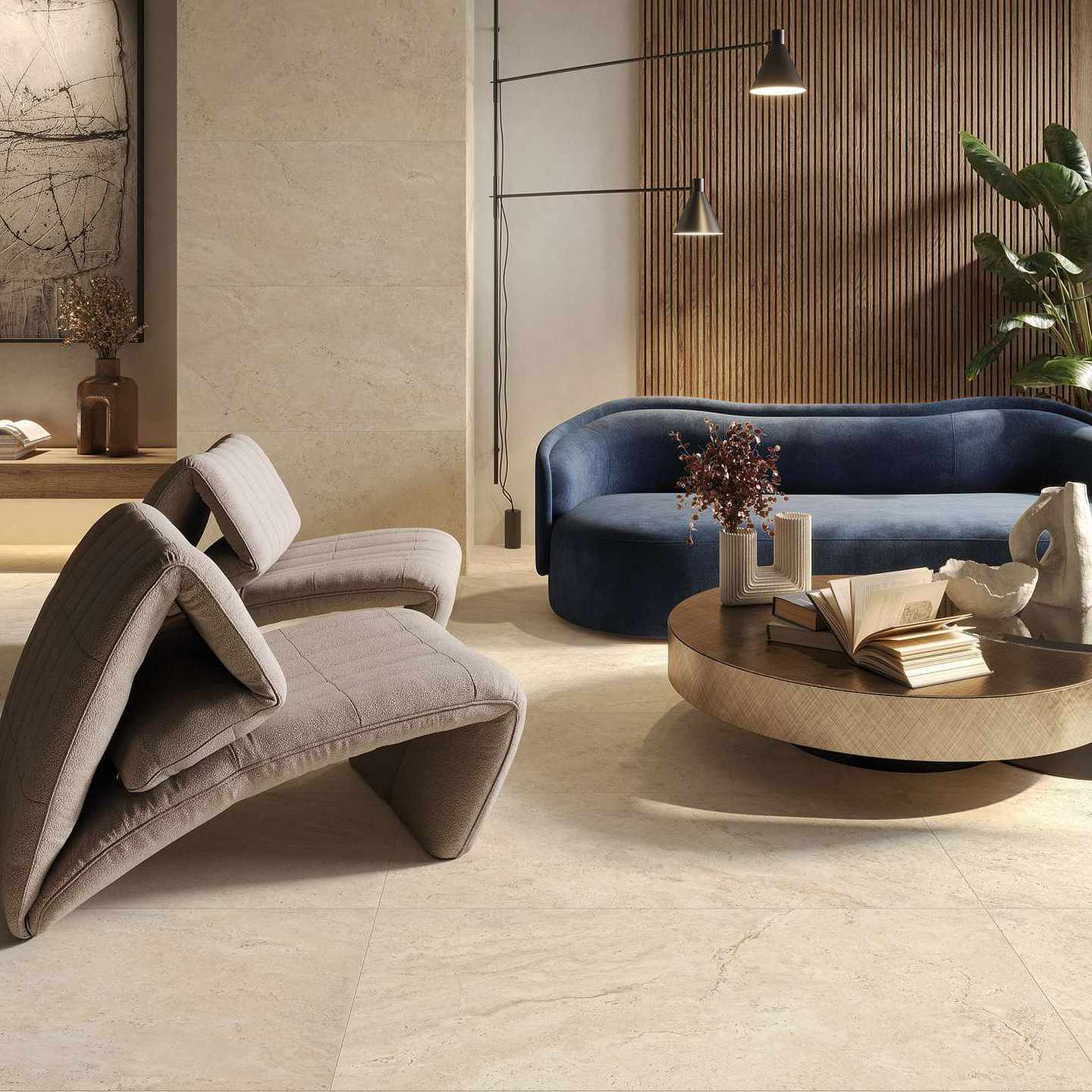 La collezione Elysion Travertino nel formato 60x120 veste con eleganza il pavimento e la parete di un luminoso ambiente living moderno. Le piastrelle in gres porcellanato effetto pietra travertino beige, dalle sfumature calde e naturali, creano una superficie continua e armoniosa. Lo spazio รจ arredato in stile contemporaneo: in primo piano spiccano due poltrone di design grigie, affiancate da un tavolino tondo in legno e da un divano blu notte accostato a una parete decorata con listelli di legno verticali, per un'atmosfera calda, lussuosa e accogliente.