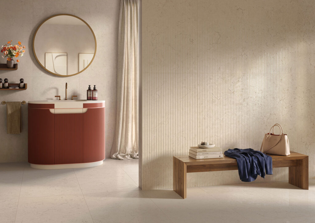 Ambiente bagno Gambini Group rivestito con la collezione Origin3 nel colore Chalk, con superficie materica e decoro tridimensionale Ribbed.