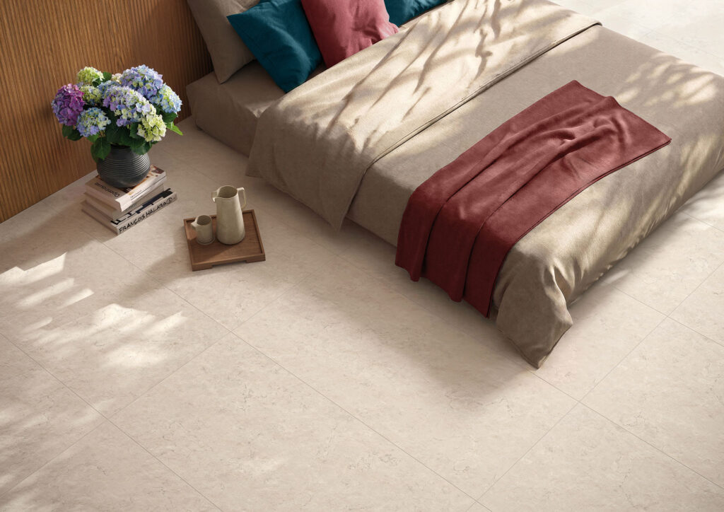 Ambiente camera da letto Gambini Group con pavimento della collezione Origin3 nel colore Talc, caratterizzato da una superficie materica effetto pietra.
