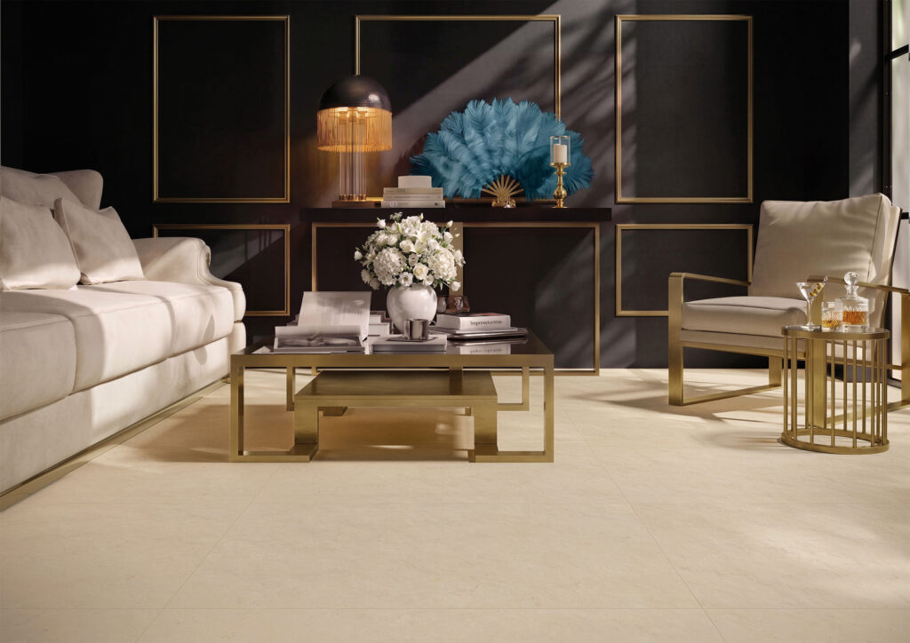 Ambiente living Gambini Group con pavimento della collezione Origin3 nei colori Dune e Talc, caratterizzato da una superficie materica effetto pietra.
