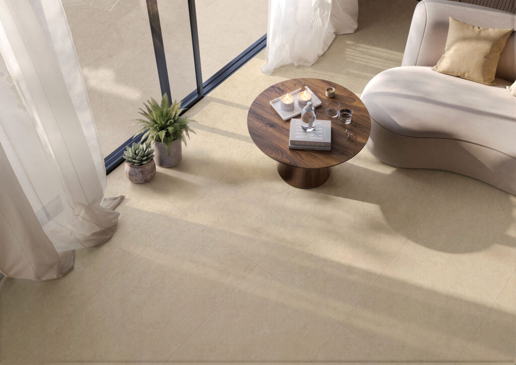 Ambiente living Gambini Group con pavimento della collezione Origin3 nel colore Dune, caratterizzato da una superficie materica effetto pietra.